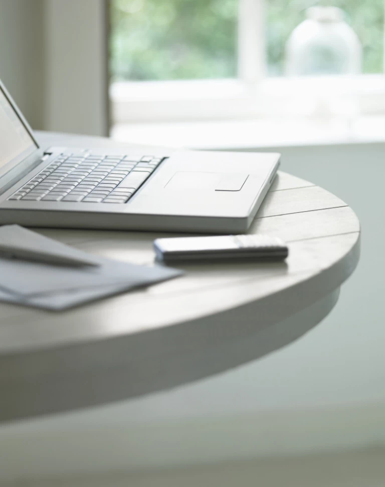 laptop na biurku